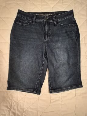 Chico's So Slimming Girlfriend Bermuda Short- Size 4
